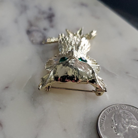 Vintage Gerrys Charming Owl Brooch in Goldish Silver W Green Eyes Whimsigoth - Picture 6 of 8